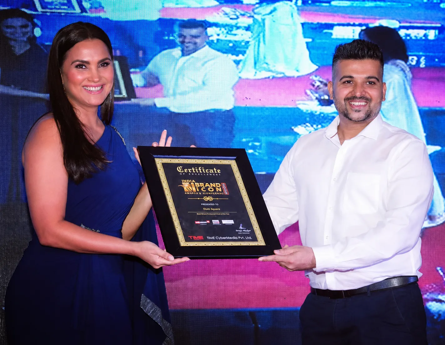 Vikas Solanke receiving the India Brand Icon award from Lara Dutta
